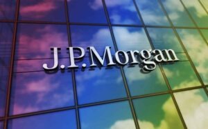 mercado DeFi em queda após ataque hacker e alerta do JPMorgan com tokenização