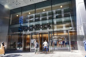 ETF de Bitcoin da BlackRock em ambiente institucional moderno com gráficos financeiros
