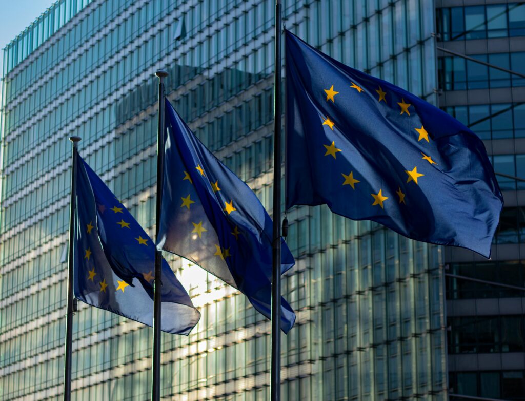 Crescimento da adoção de criptomoedas na Europa e investidores de bitcoin em 2026 e sanções de criptomoedas com stablecoins em euro crescem na europa com bancos e regulamentacao mica da uniao europeia; regulação MiCA; euro digital