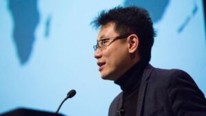 CertiK CEO and co-founder Ronghui Gu fachada de banco de Wall Street integrada a redes digitais ilustrando os riscos de segurança no blockchain e ataques de hackers com IA