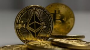 análise de preço Ethereum vs Bitcoin em queda no mercado cripto; Bitcoin e Ethereum