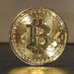 Bitcoin e ouro em xeque: fuga de US$ 2 bi dos ETFs de cripto reacende debate macro, e a rotação de liquidez global que encerrou o rali de 90 dias