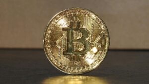 comparação entre Bitcoin e ouro no mercado financeiro; relação bitcoin e ouro; ETFs de bitcoin