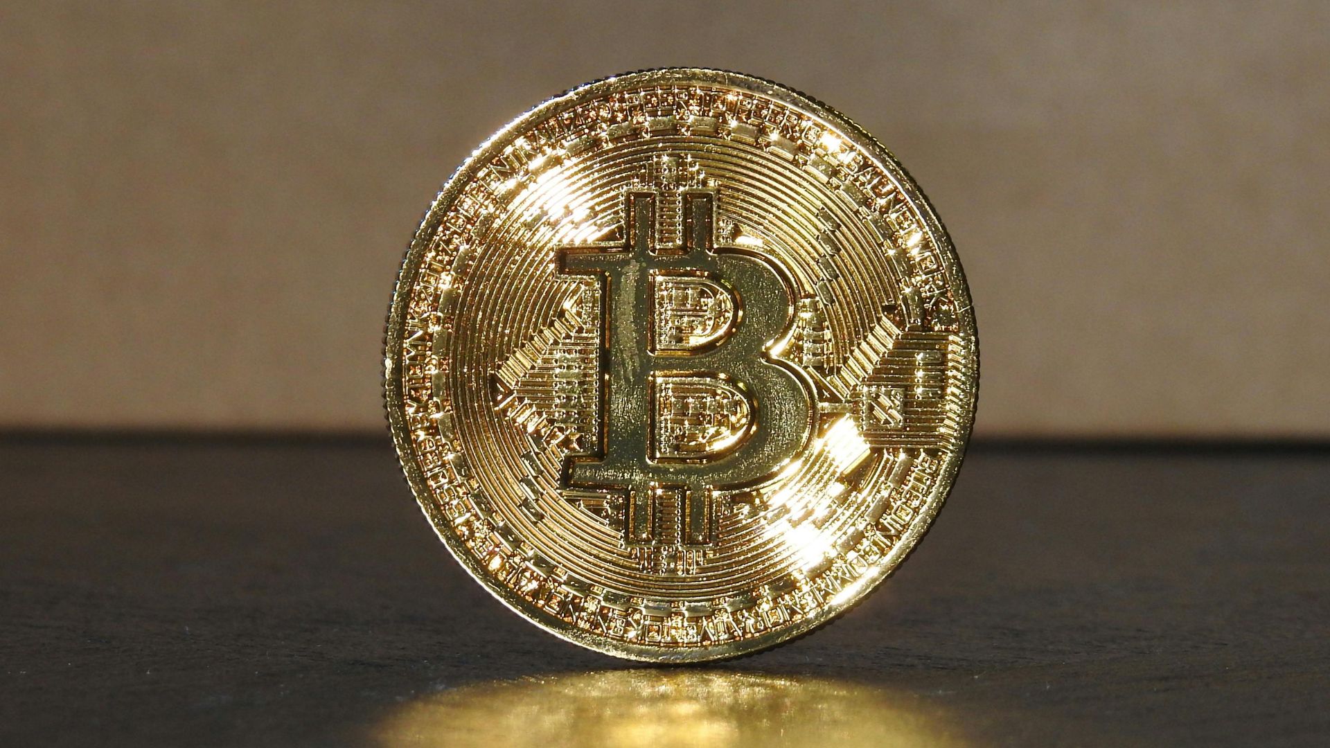 Bitcoin e ouro em xeque: fuga de US$ 2 bi dos ETFs de cripto reacende debate macro, e a rotação de liquidez global que encerrou o rali de 90 dias