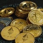 Baleias acumulam, varejo pesquisa: o que o novo pico de buscas por criptomoedas esconde por trás dos preços