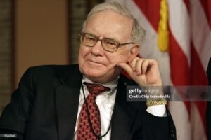 Warren Buffett critica apostas no mercado financeiro e acumula caixa recorde de 397 bilhões de dólares.