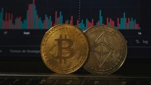 liquidações de criptomoedas hoje com queda do preço do bitcoin e ethereum no mercado futuro de criptoativos brasil; compras de Bitcoin e Ethereum; ETFs de criptomoedas