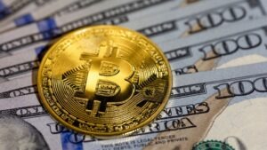 Bitcoin sobe 12% hoje e investimento bilionário da Strategy em criptomoedas; alta de juros