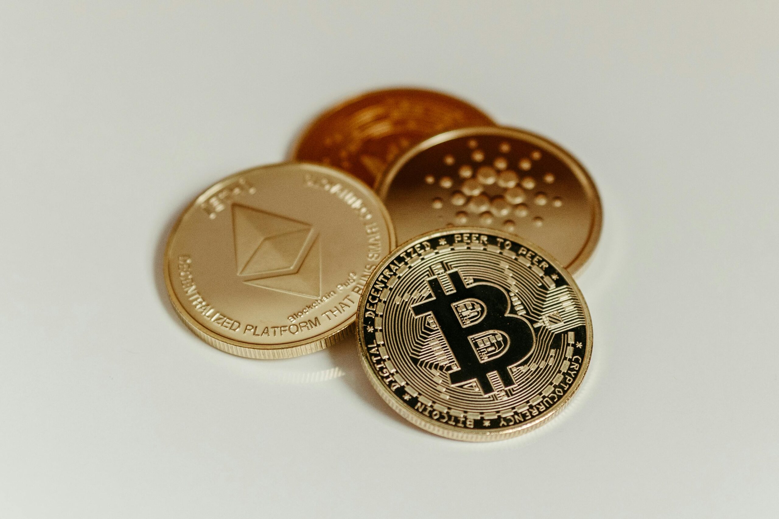 Oportunidade ou armadilha? Altcoins escalam, mas dados acendem alerta