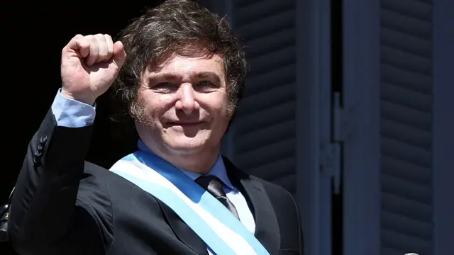 Governo Milei sob pressão: declaração de Bitcoin de chefe de gabinete gera suspeitas na Argentina