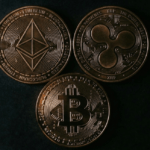 Risco de queda de até 60% e busca pelo fundo do mercado de criptomoedas: o que esperar de BTC, ETH e XRP Risco de queda de até 60% e busca pelo fundo do mercado de criptomoedas: o que esperar de BTC, ETH e XRP