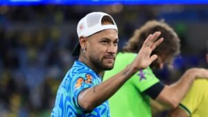 Neymar em treino da seleção e ilustração de investimento em NFTs do Bored Ape Yacht Club desvalorizando no mercado cripto; fan tokens
