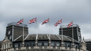 UK, tokenização de ativos financeiros no Reino Unido com tecnologia blockchain conectando grandes bancos globais