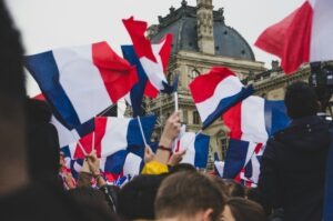França reforça segurança no setor cripto após aumento de sequestros e extorsões em 2026