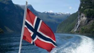 bandeira da Noruega e ícones de Bitcoin e Ethereum sobrepostos