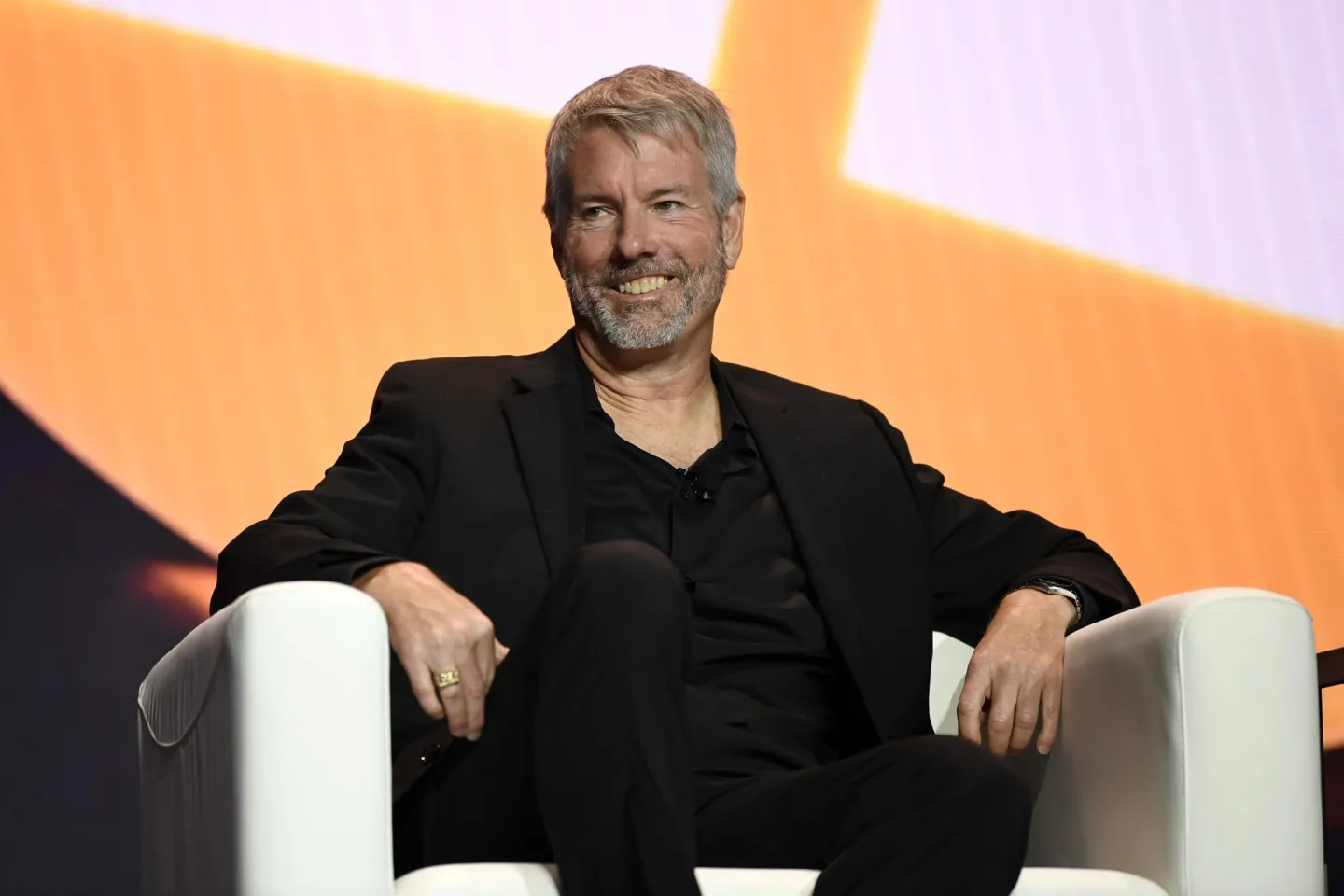 Michael Saylor defende seu estoque pessoal de Bitcoin enquanto a Strategy reduz posições