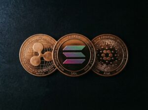 análise das criptomoedas XRP, Solana e Cardano no mercado cripto