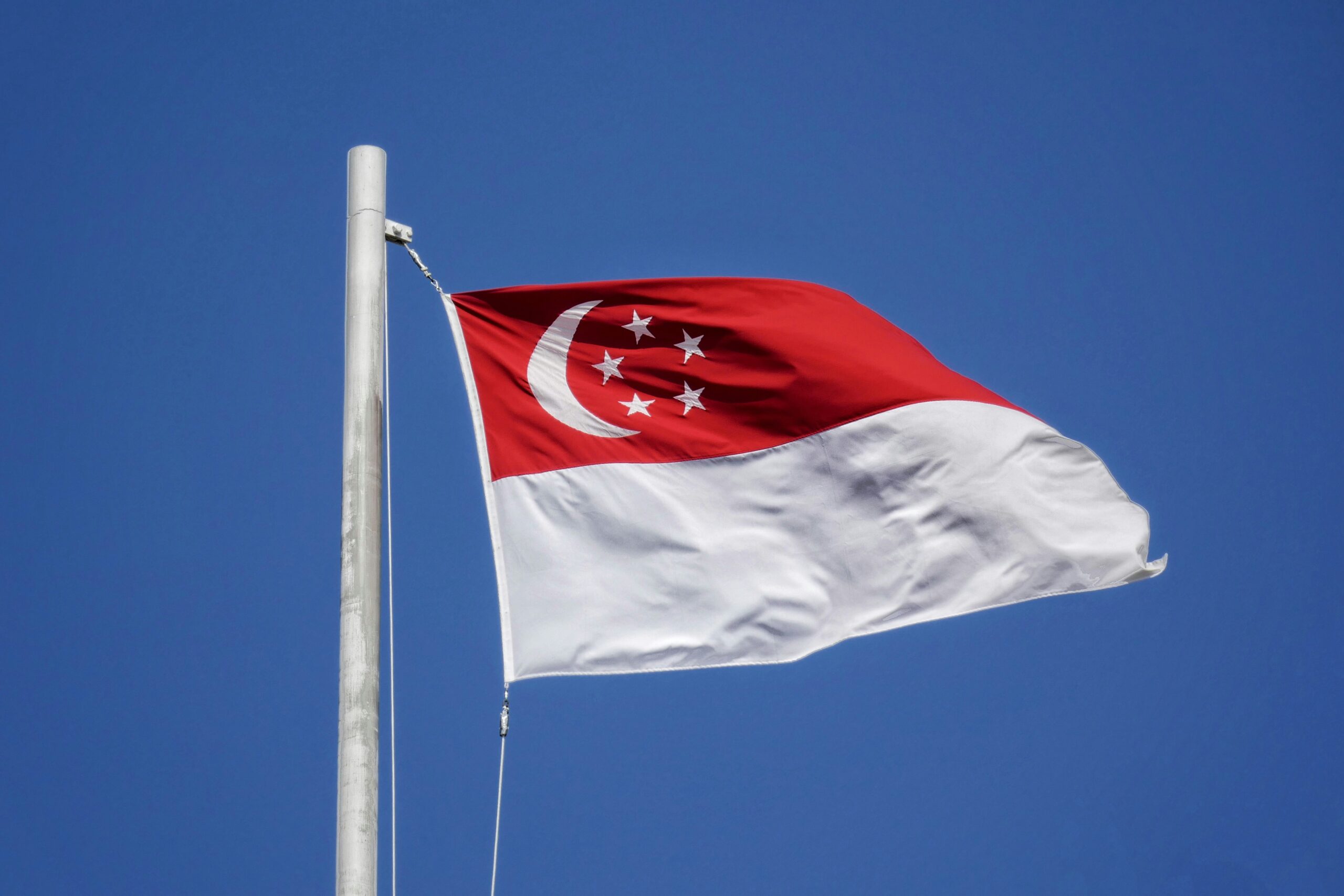 atividade cripto em Singapura cresce 55% e mercado institucional avança na Ásia